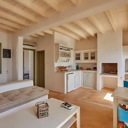 Casa vacanze Ochre Dream, Front & Sunset Naoussa